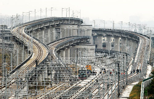 �������F